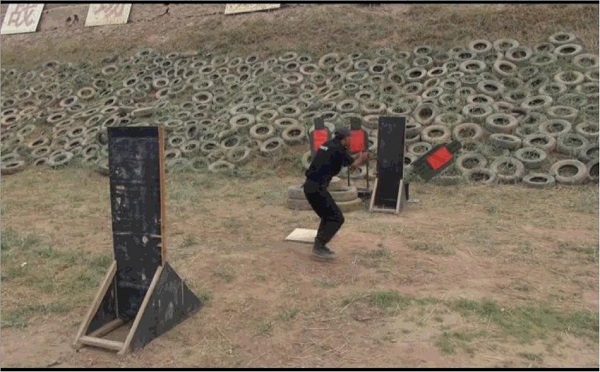 　　昆山九毫米：射擊時，要注意什么問題？